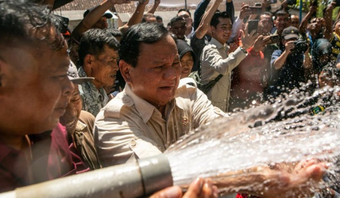 Momen Epik! Prabowo Sentuh Hati Desa dengan Pantun Ajaibnya