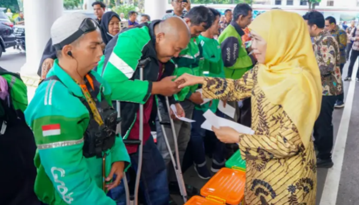 Momen Haru Setahun Dilantik Ini Doa Harapan Ojol Tuna Rungu Dan Tuna Daksa Ke Khofifah Emil Agar Terus Memperjuangkan Hak Disabilitas