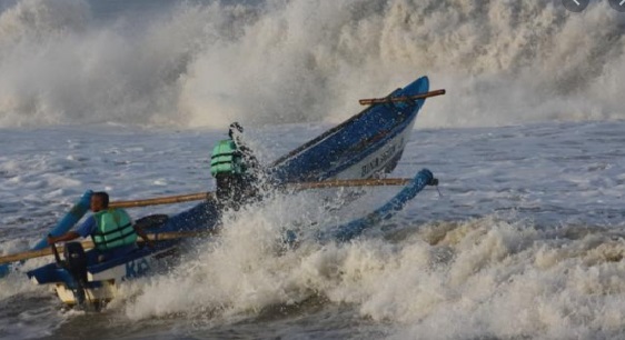 Nelayan Diterpa Angin Laut, Mati Digulung Ombak