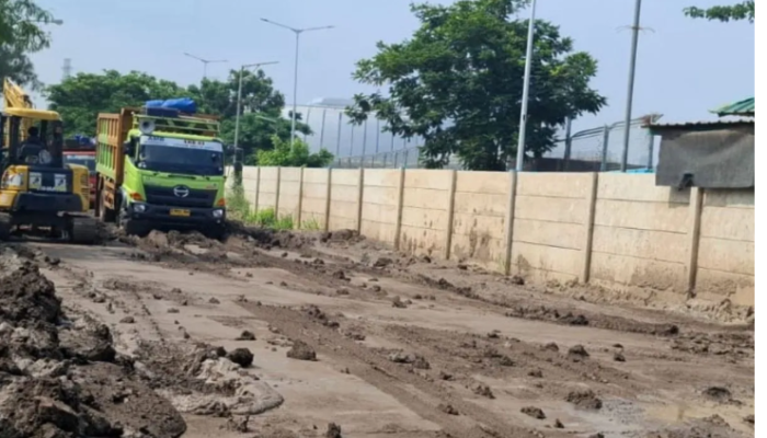 PPSU Dikerahkan! Lumpur Berserakan di Jalan RE Martadinata Akhirnya Dibersihkan