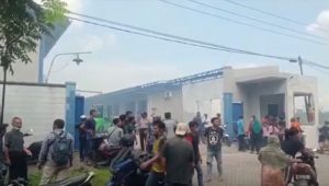 Pabrik Speaker Aktif di Gresik Terbakar, Puluhan Pekerja Berhamburan Selamatkan Diri