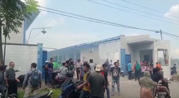 Pabrik Speaker Aktif di Gresik Terbakar, Puluhan Pekerja Berhamburan Selamatkan Diri