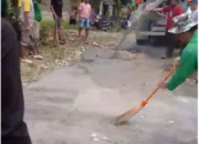 Paguyuban Petani Tebu dan Sopir Truk Bersatu, Perbaiki Jalan Rusak Blitar Selatan Secara Swadaya