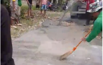 Paguyuban Petani Tebu dan Sopir Truk Bersatu, Perbaiki Jalan Rusak Blitar Selatan Secara Swadaya