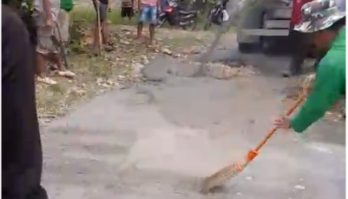 Paguyuban Petani Tebu dan Sopir Truk Bersatu, Perbaiki Jalan Rusak Blitar Selatan Secara Swadaya