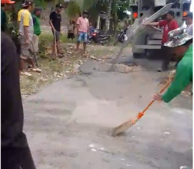 Paguyuban Petani Tebu dan Sopir Truk Bersatu, Perbaiki Jalan Rusak Blitar Selatan Secara Swadaya