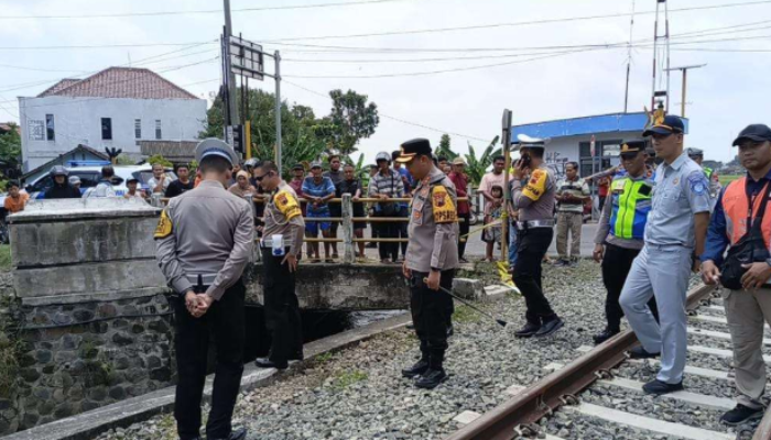 Palang Pintu Maut Telat Menutup, Mobil Pemudik Hancur Ditabrak Kereta di Sukoharjo