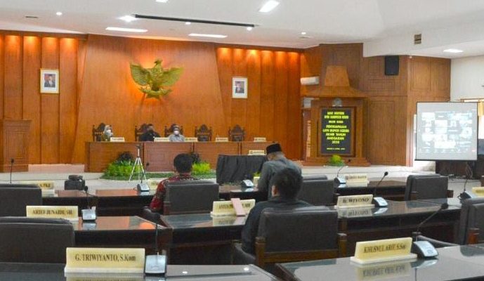 Paripurna DPRD Kabupaten Kediri Dengarkan  Penjelasan Ranperda APBD tahun 2025 dari PJ Bupati