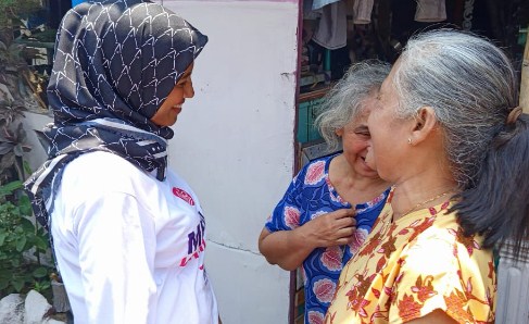 Pasangan Calon Walikota Kediri Bunda Fey Blusukan ke Burengan Kediri, Bantu Warga