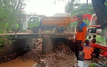 Pasca Musibah Banjir, Dinas PUPR Tanggap Bencana Lakukan Bersih Bersih Sampah Di Sungai Joho Dan Plosoharjo Pace