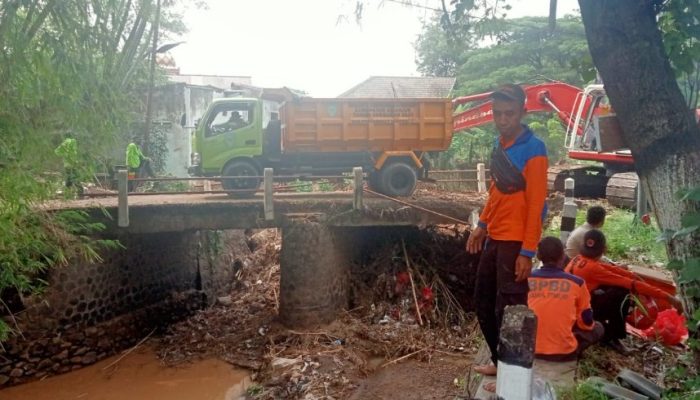 Pasca Musibah Banjir, Dinas PUPR Tanggap Bencana Lakukan Bersih Bersih Sampah Di Sungai Joho Dan Plosoharjo Pace