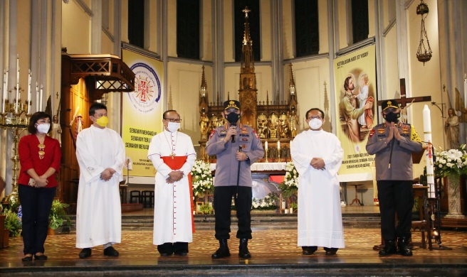  Gereja yang didatangi antara lain Katedrel, Santa dan Gereja Perawan Maria Ratu. Untuk misa malam ini, Kapolri menegaskan berjalan lancar