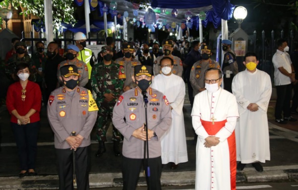 Kapolri Jenderal Polisi Listyo Sigit Prabowo mengunjungi sejumlah gereja jelang Minggu Paskah di wilayah DKI Jakarta malam ini