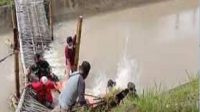 Pembawa Jenazah Berjatuhan ke Sungai, Saat Evakuasi Korban Jembatan Roboh