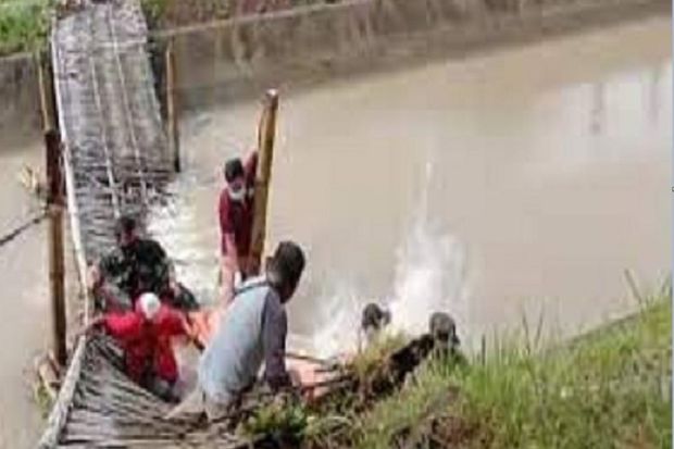 Pembawa Jenazah Berjatuhan ke Sungai, Saat Evakuasi Korban Jembatan Roboh