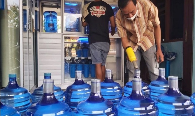 Pemberian Label Ulang Galon Air Picu Depo Air Minum Gulung Tikar