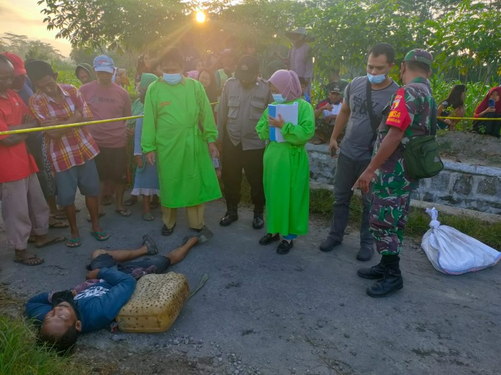 Patugas gabungan di wilayah Kecamatan Nglegok di lokasi kejadian