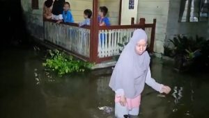 Penampakan Kepanikan Warga Medan Saat Rumahnya Diterjang Banjir Sungai Deli