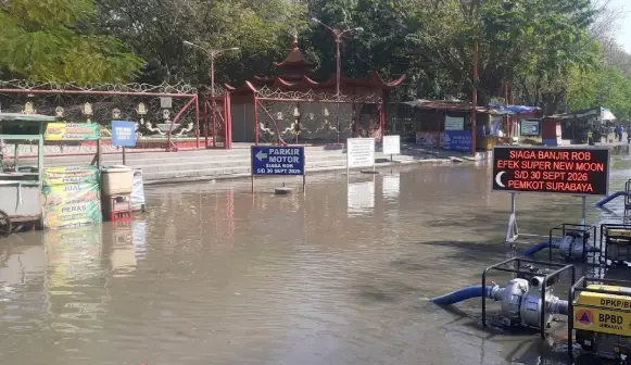 Penanganan genangan saat fenomena super new moon memicu banjir rob di pesisir Surabaya
