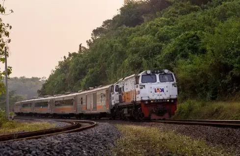 Sabotase Batu Rel Kereta Tulungagung: Pelaku Kena Pidana 1 Penanganan insiden sabotase batu rel kereta Tulungagung di jalur Sumbergempol hingga Ngunut.