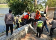 Penemuan mayat perempuan tanpa identitas di Bendungan Waruturi Kediri sedang dievakuasi petugas