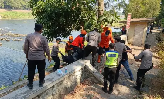 Mayat Perempuan Tanpa Identitas Mengapung di Bendungan Waruturi Kediri 1 Penemuan mayat perempuan tanpa identitas di Bendungan Waruturi Kediri sedang dievakuasi petugas