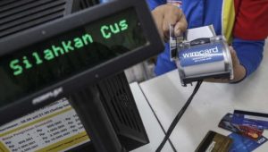 Penggunaan Kartu Debit Turun Drastis, QRIS Meroket! Apa Sebabnya?