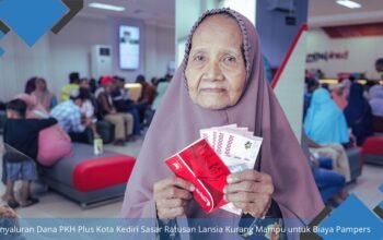 Penyaluran Dana PKH Plus Kota Kediri Sasar Ratusan Lansia Kurang Mampu untuk Biaya Pampers