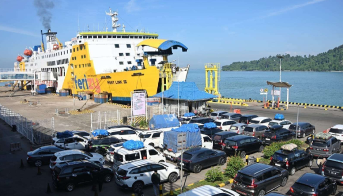 Penyeberangan Sumatra-Jawa Turun Drastis