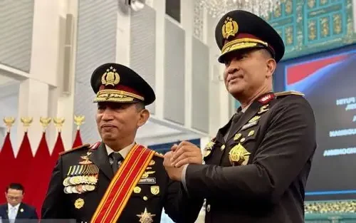 Evaluasi Pergantian Pimpinan Korps Bhayangkara dan Dinamika Politik Nasional 1 Pergantian kapolri polisi saat dipimpin Listyo Sigit Prabowo di Istana Negara Jakarta.