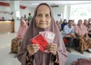Perhatikan Kesejahteraan Usia Senja, Pemkot Kediri Salurkan Bansos PKH Plus untuk 412 Lansia