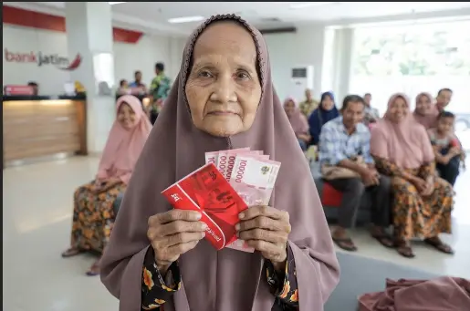Perhatikan Kesejahteraan Usia Senja, Pemkot Kediri Salurkan Bansos PKH Plus untuk 412 Lansia