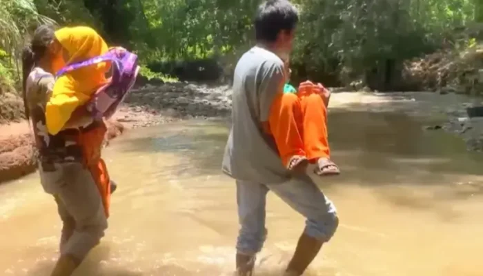 Perjuangan Ayah Gendong Anak Seberangi Sungai Deras Demi Sekolah di Ponorogo