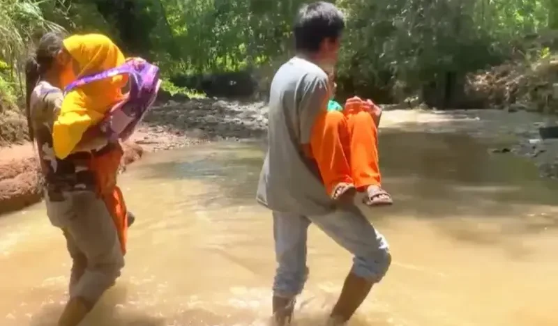 Perjuangan Ayah Gendong Anak Seberangi Sungai Deras Demi Sekolah di Ponorogo