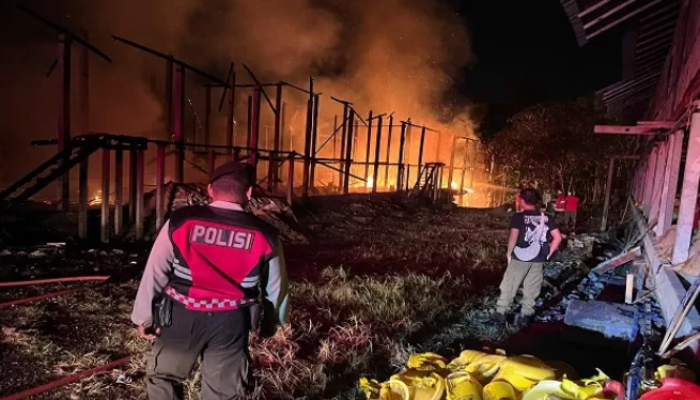 petugas berjibaku 6 jam kebakaran kandang ayam di Jatirejo Mojokerto akhirnya padam kerugian miliaran 2026