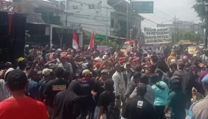 Jeritan Petani Manggis Bergema di Gedung Dewan, Sengketa Lahan dengan LMDH Mencuat