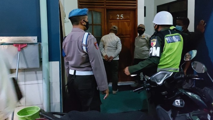 Belasan pasangan mesum digaruk Satpol PP Kabupaten Jombang. Mereka berduaan di kamar sejumlah hotel di Jombang