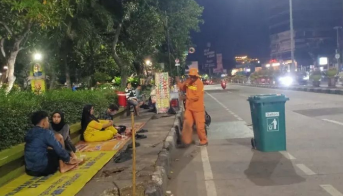 Petugas Kebersihan Bekasi ‘Sihir’ Jalan Protokol Bebas Sampah di Malam Takbir