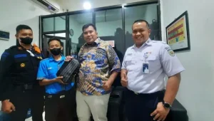 Petugas Kebersihan Stasiun  Kembalikan Tas Berisi Uang Rp44 Juta