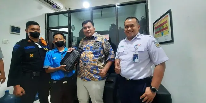 Petugas Kebersihan Stasiun Kembalikan Tas Berisi Uang Rp44 Juta