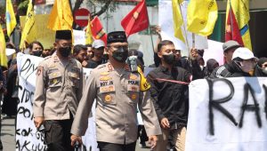 Nuansa Islami Pengamanan Aksi Mahasiswa, Petugas Pakai Peci