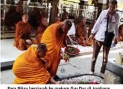 Para Bhiksu mampir berziarah di makam Gus Dur di Jombang