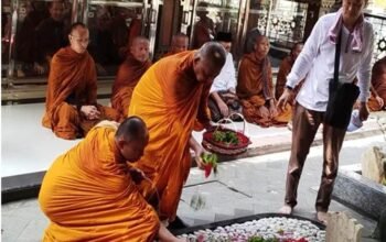 Berjalan dari Bali, Puluhan Biksu Asia Tenggara Ziarah Makam Gus Dur di Tebuireng Jombang