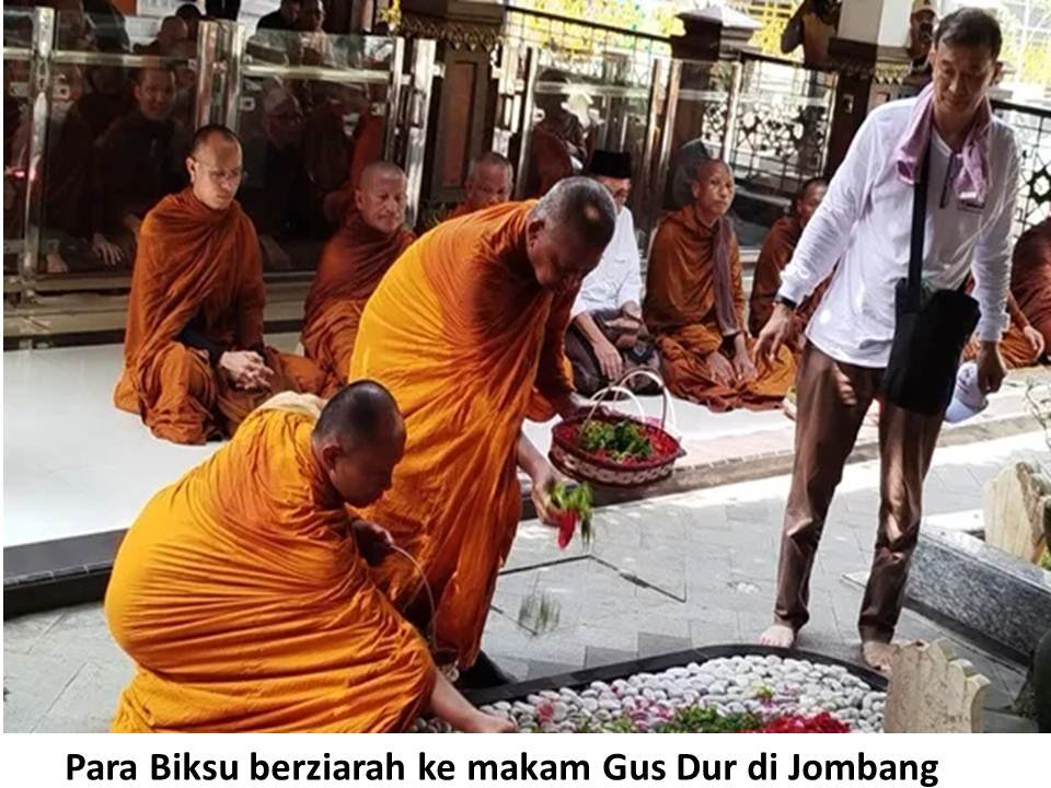 Para Bhiksu mampir berziarah di makam Gus Dur di Jombang