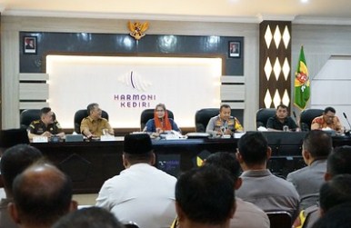 Pj Wali Kota Kediri Beri Arahan Pada Rapat Netralitas Aparatur Negara Dalam Pemilu 2024