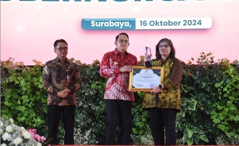 Pj Wali Kota Kediri Terima Penghargaan Pada Award Peduli Ketahanan Pangan