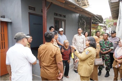 Pj Wali Kota Kediri Tinjau Penerima Manfaat Program Rumah Tidak Layak Huni