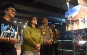 Pj Wali Kota Kediri Zanariah Buka Pameran Foto Jurnalistik di Taman Brantas