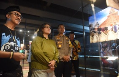 Pj Wali Kota Kediri Zanariah Buka Pameran Foto Jurnalistik di Taman Brantas