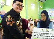 Pjs Bupati Blitar Bersama Baznas Salurkan Program Bantuan Bedah Rumah